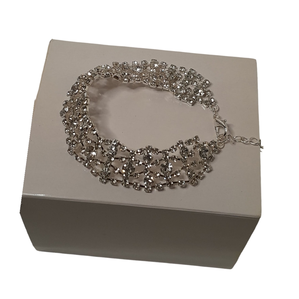 Elegant Silver Lace Bracelet - Picture 3 of 7
